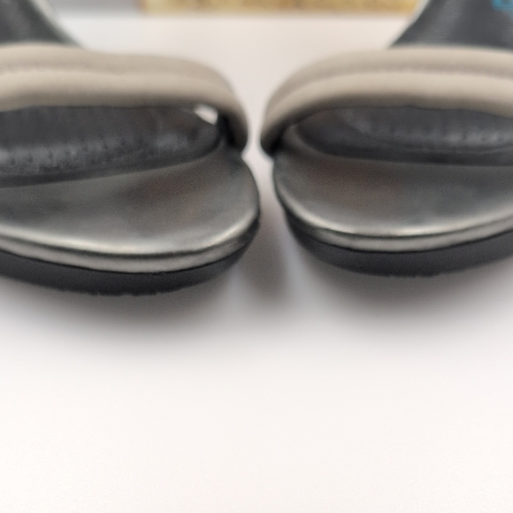 Tsubo Black and Gray Heels with Ankle Strap - Picture 5 of 8